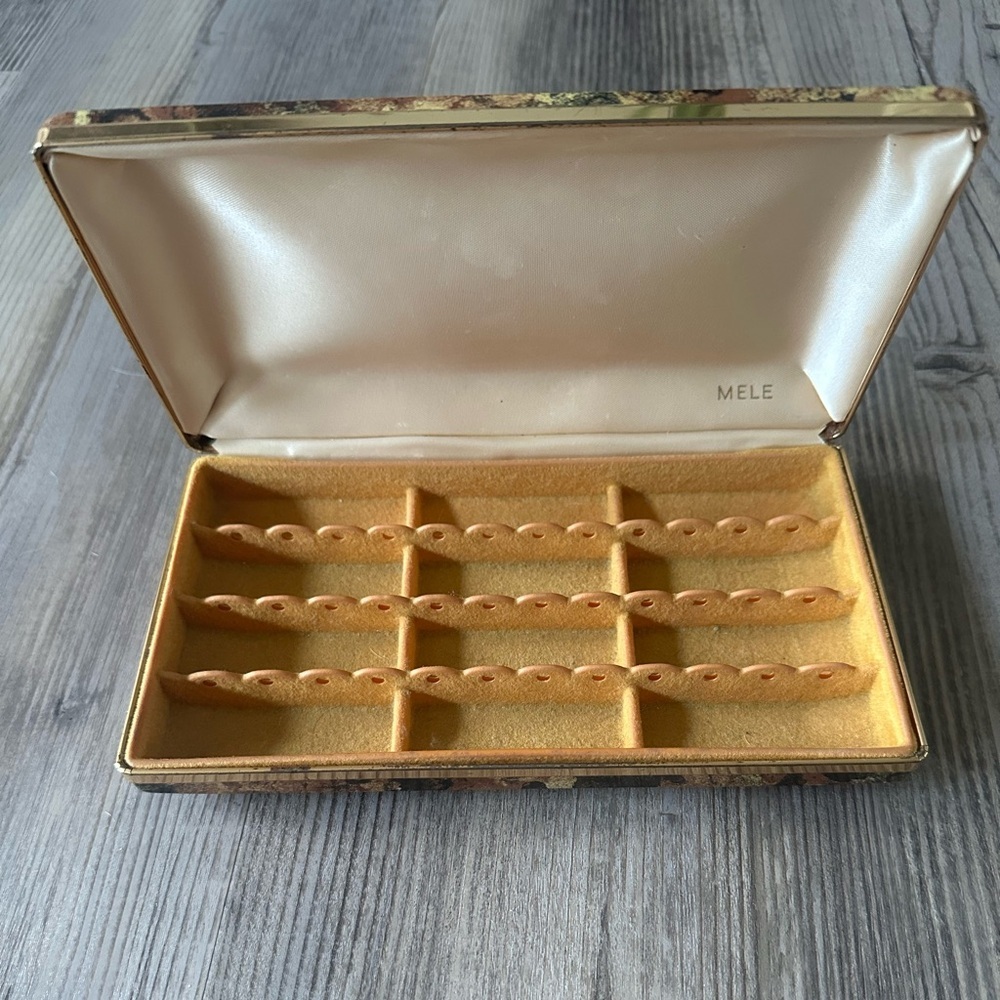 Vintage
Retro Mele Brown Tan Clamshell Tortoise Shell Jewelry Box - Picture 3 of 7